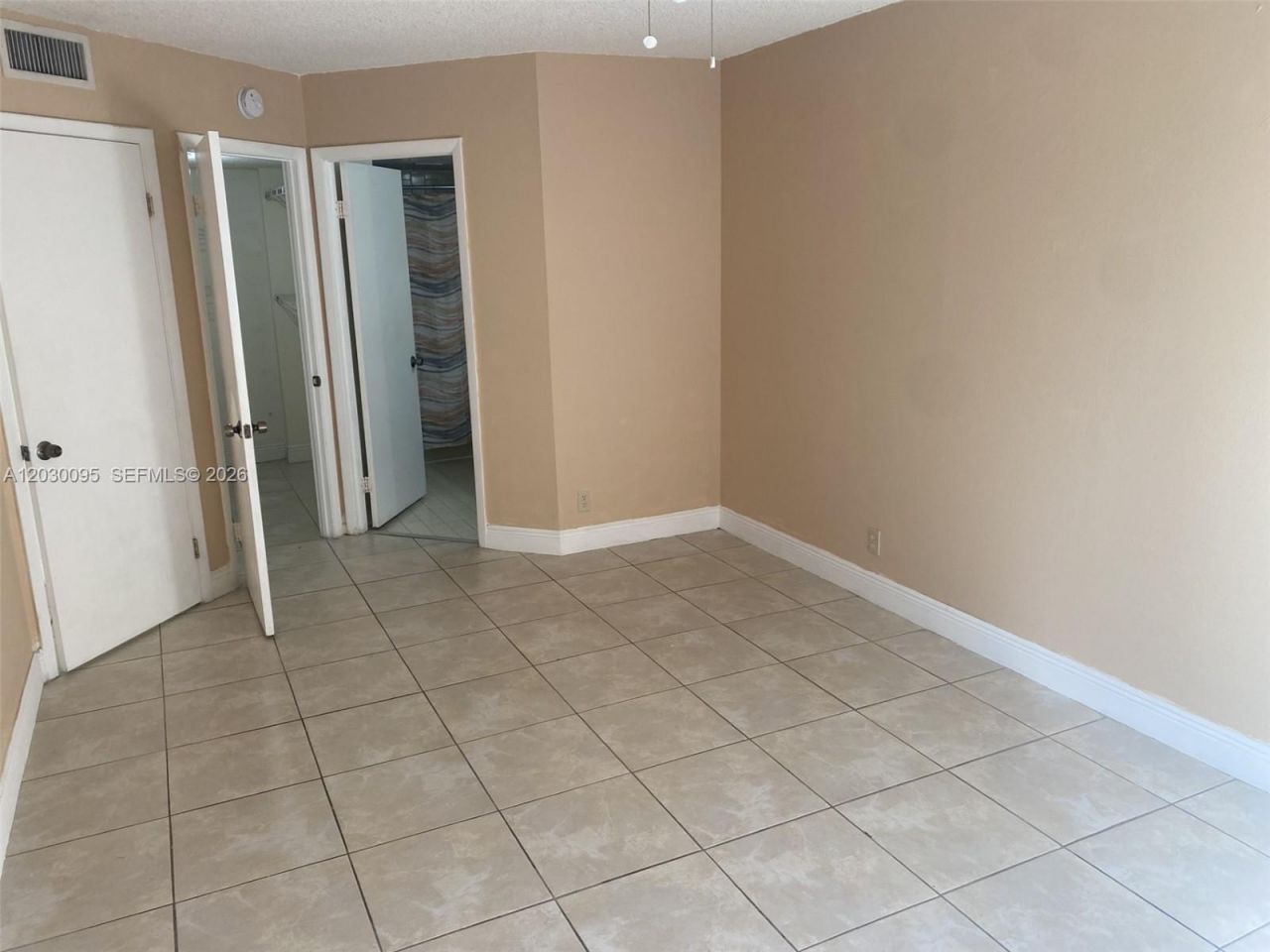 8290 Lake Dr, Unit 433, Doral, FL 33166 Photo