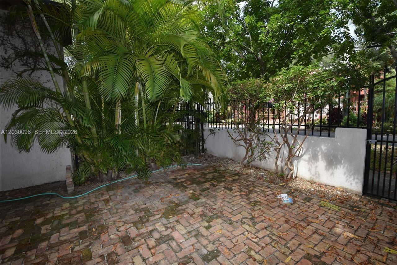 3051 Center St , Unit 9, Miami, FL 33133 Photo
