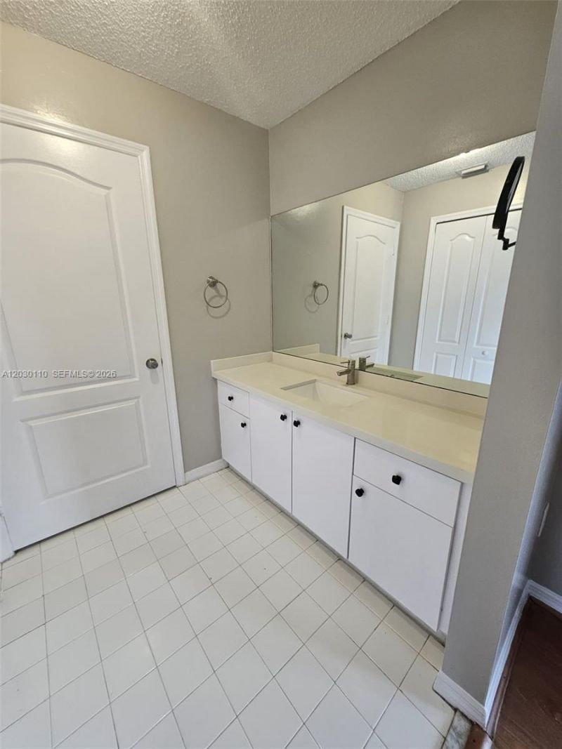 2527 W 76th St , Unit 208, Hialeah, FL 33016 Photo