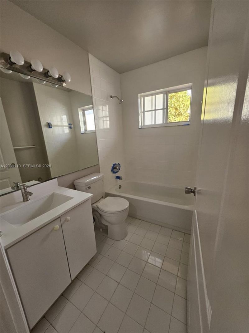 2527 W 76th St , Unit 208, Hialeah, FL 33016 Photo