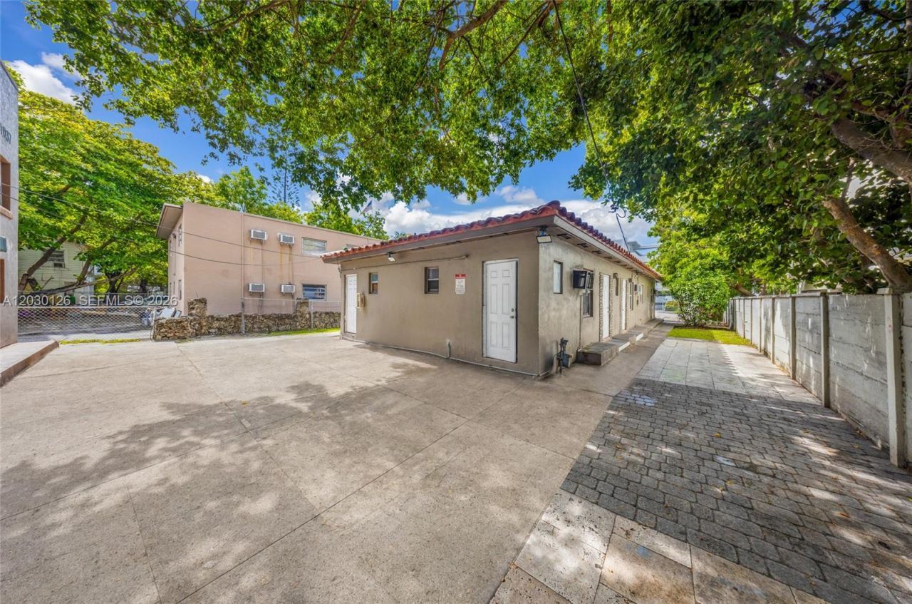 1035 NW 4th St , Miami, FL 33128 Photo