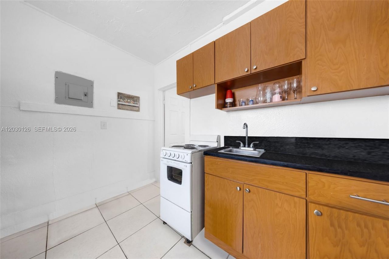 1035 NW 4th St , Miami, FL 33128 Photo