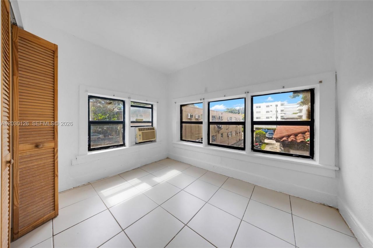 1035 NW 4th St , Miami, FL 33128 Photo