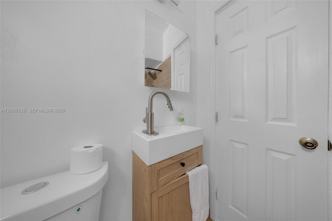 1035 NW 4th St , Miami, FL 33128 Photo