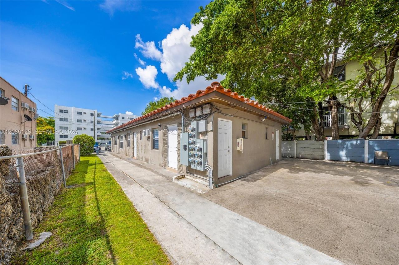 1035 NW 4th St , Miami, FL 33128 Photo