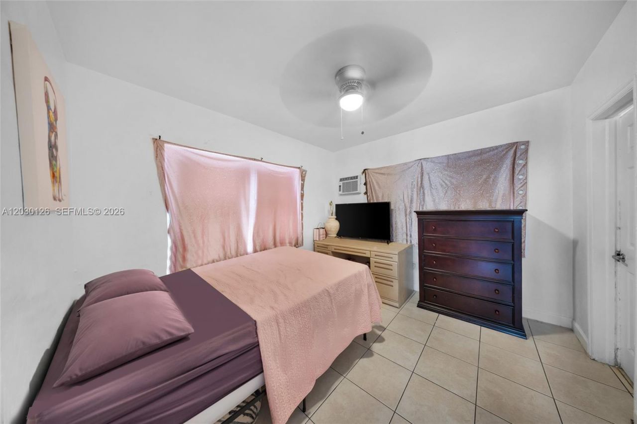 1035 NW 4th St , Miami, FL 33128 Photo