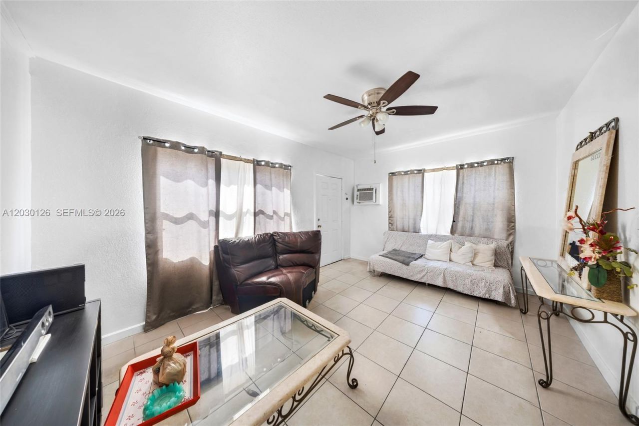 1035 NW 4th St , Miami, FL 33128 Photo