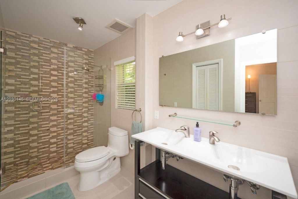 423 Alhambra Cir , Coral Gables, FL 33134 Photo