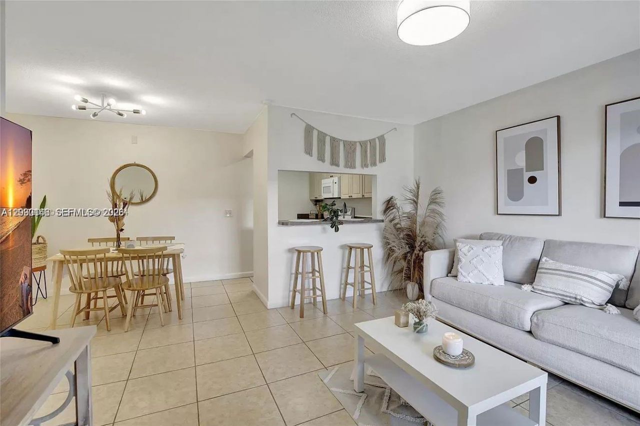 561 NW 100th Pl , Unit 201, Pembroke Pines, FL 33024 Photo