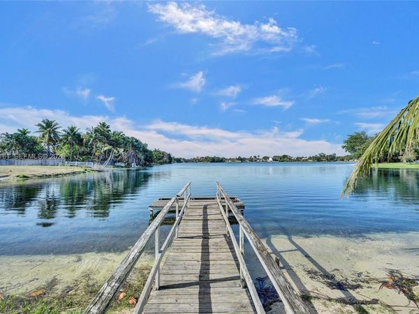 1825 NE 187th St , Miami, FL 33179