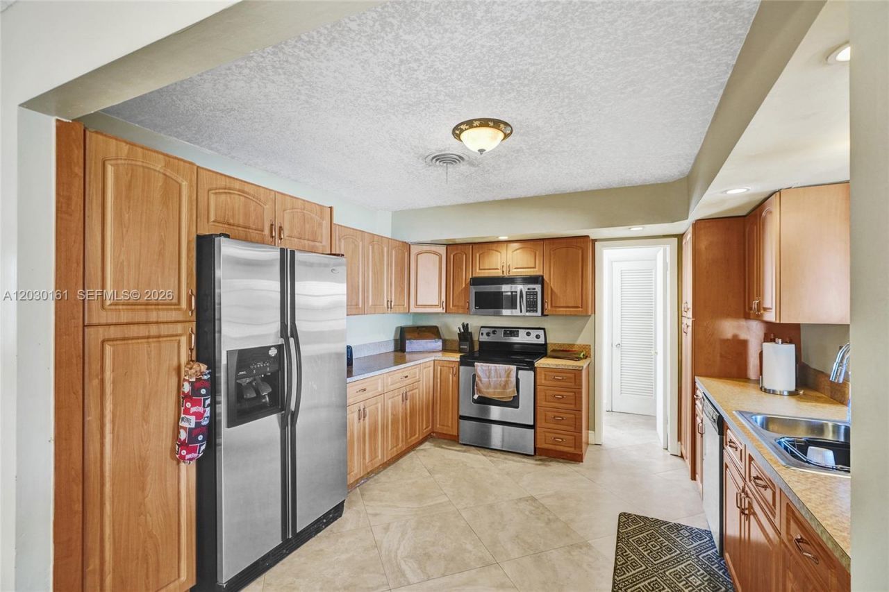 1825 NE 187th St , Miami, FL 33179 Photo