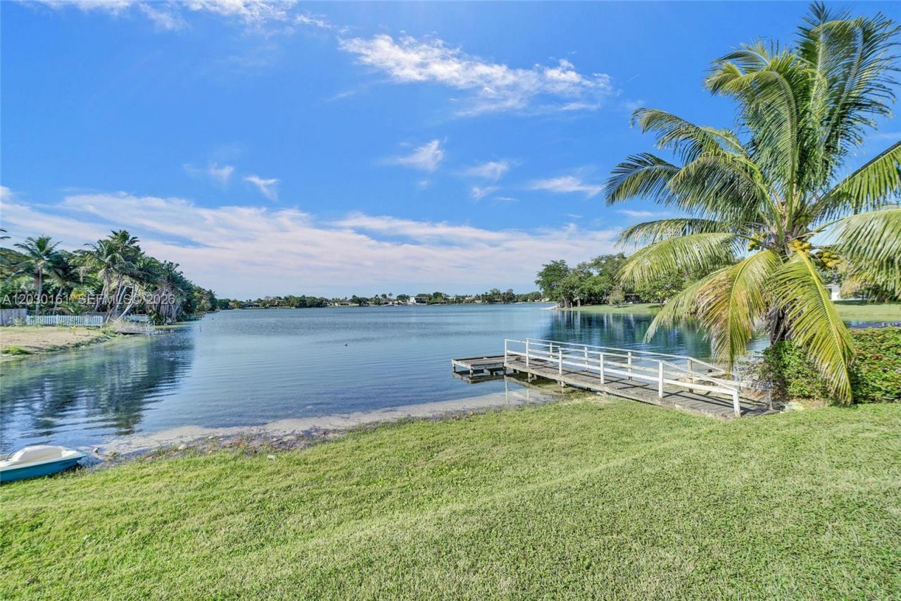 1825 NE 187th St , Miami, FL 33179 Photo