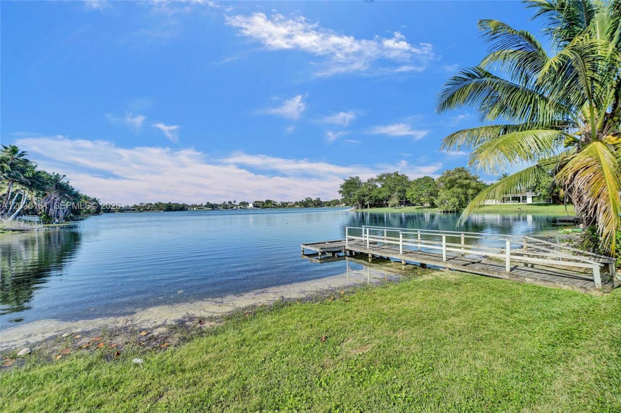 1825 NE 187th St , Miami, FL 33179 Photo