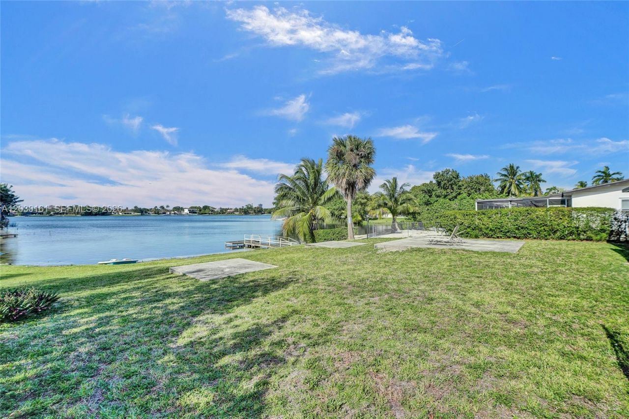 1825 NE 187th St , Miami, FL 33179 Photo