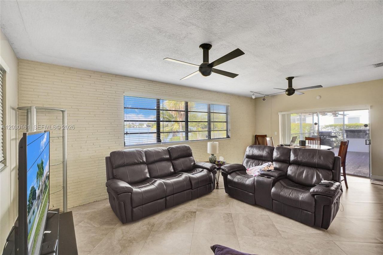 1825 NE 187th St , Miami, FL 33179 Photo