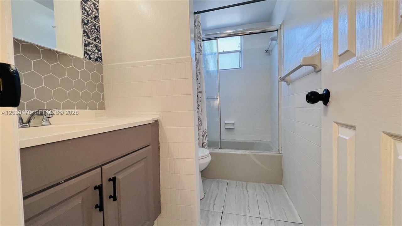 1100 NE 1st Ct, Unit 213, Hallandale Beach, FL 33009 Photo