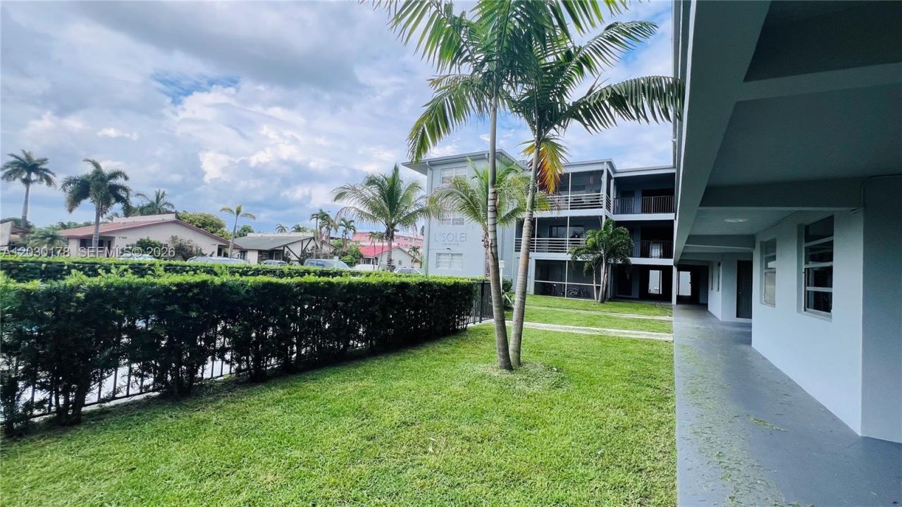 1100 NE 1st Ct, Unit 213, Hallandale Beach, FL 33009 Photo
