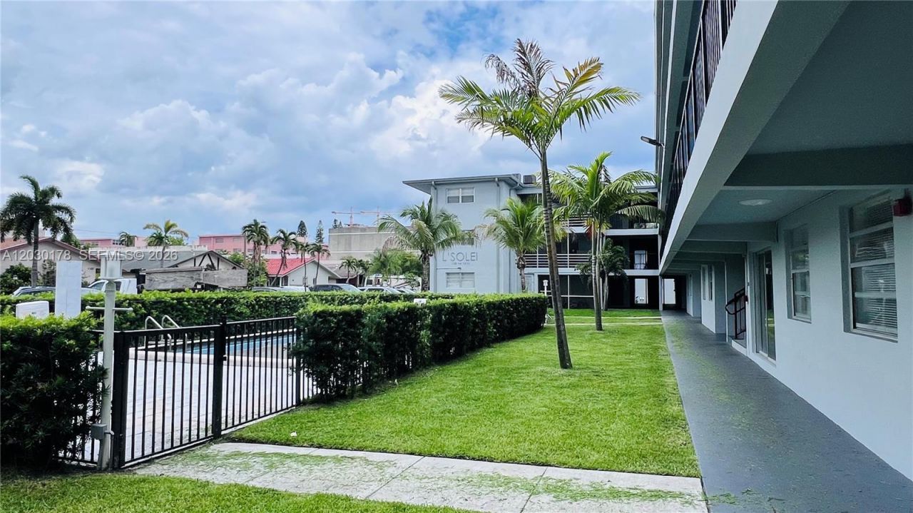 1100 NE 1st Ct, Unit 213, Hallandale Beach, FL 33009 Photo