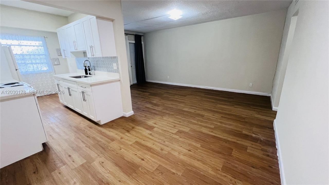 1100 NE 1st Ct, Unit 213, Hallandale Beach, FL 33009 Photo