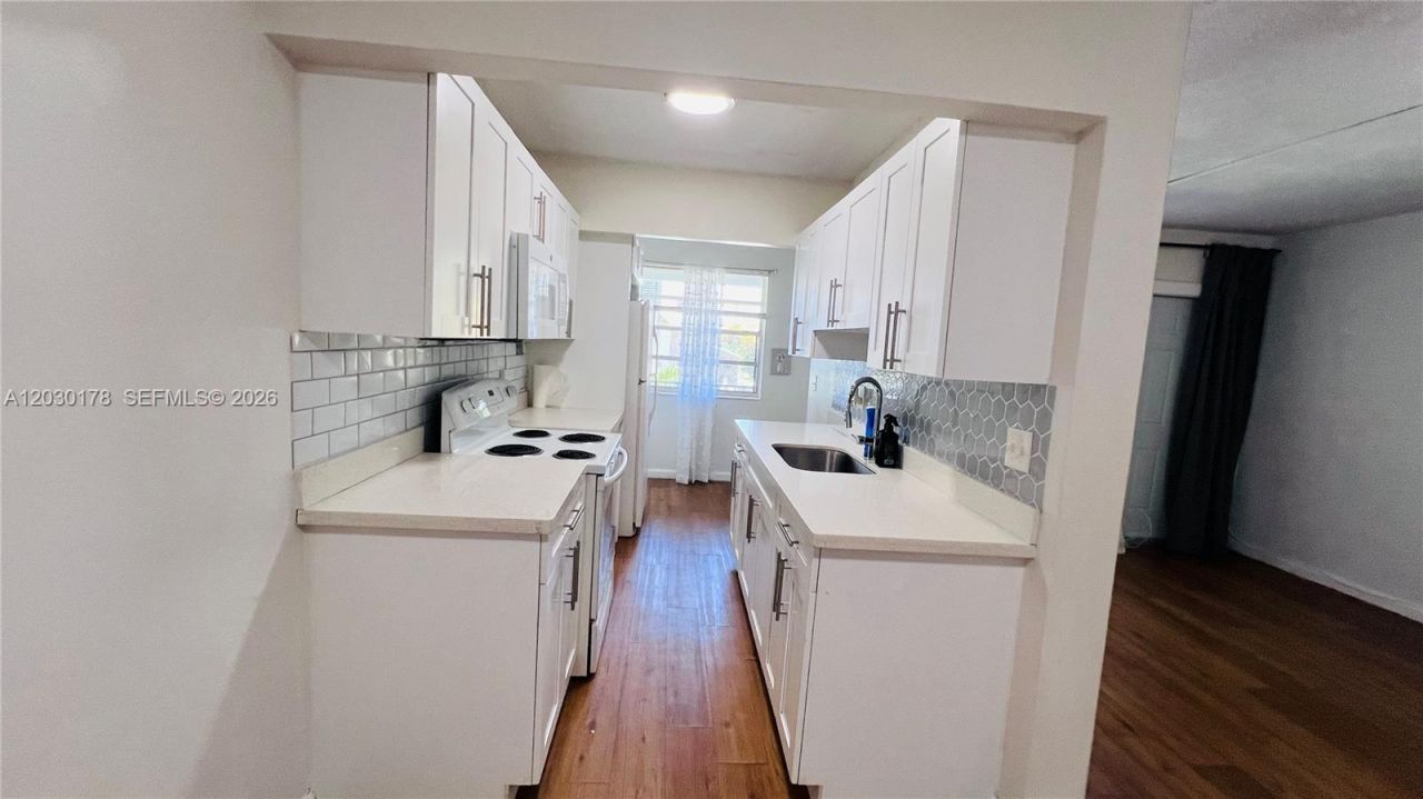 1100 NE 1st Ct, Unit 213, Hallandale Beach, FL 33009 Photo