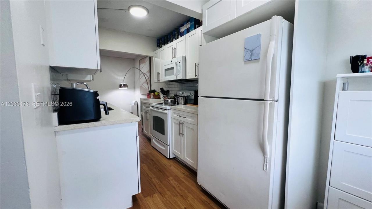 1100 NE 1st Ct , Unit 213, Hallandale Beach, FL 33009 Photo