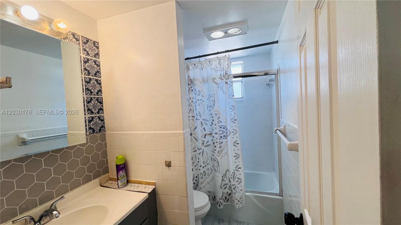 1100 NE 1st Ct, Unit 213, Hallandale Beach, FL 33009 Photo
