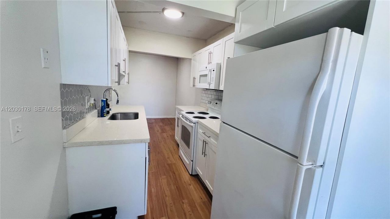 1100 NE 1st Ct, Unit 213, Hallandale Beach, FL 33009 Photo