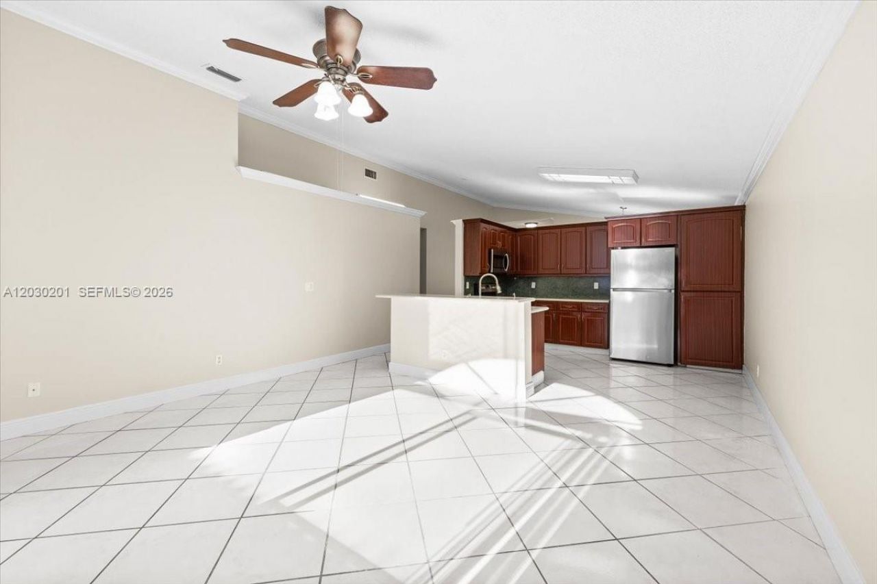 2010 NW 182nd Ter, Pembroke Pines, FL 33029 Photo