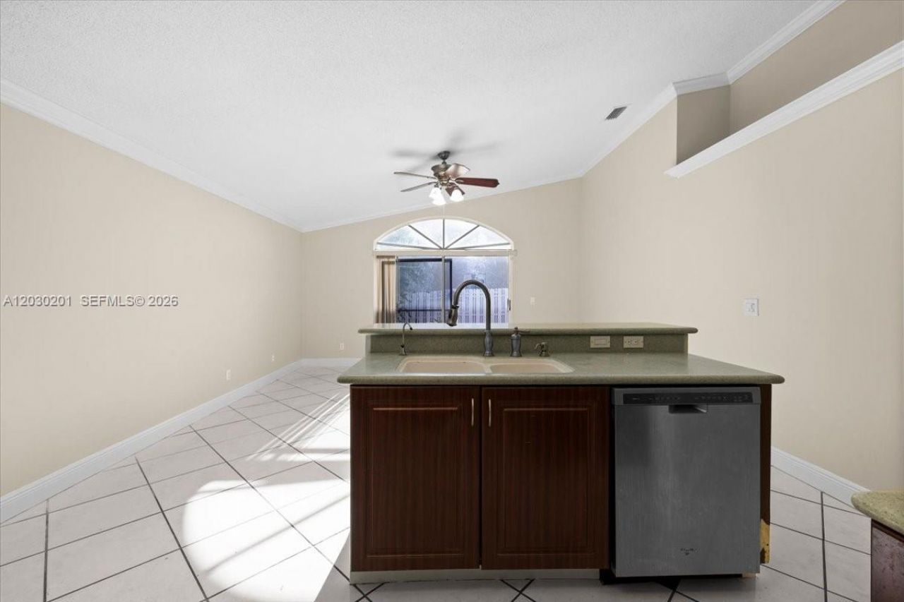 2010 NW 182nd Ter, Pembroke Pines, FL 33029 Photo
