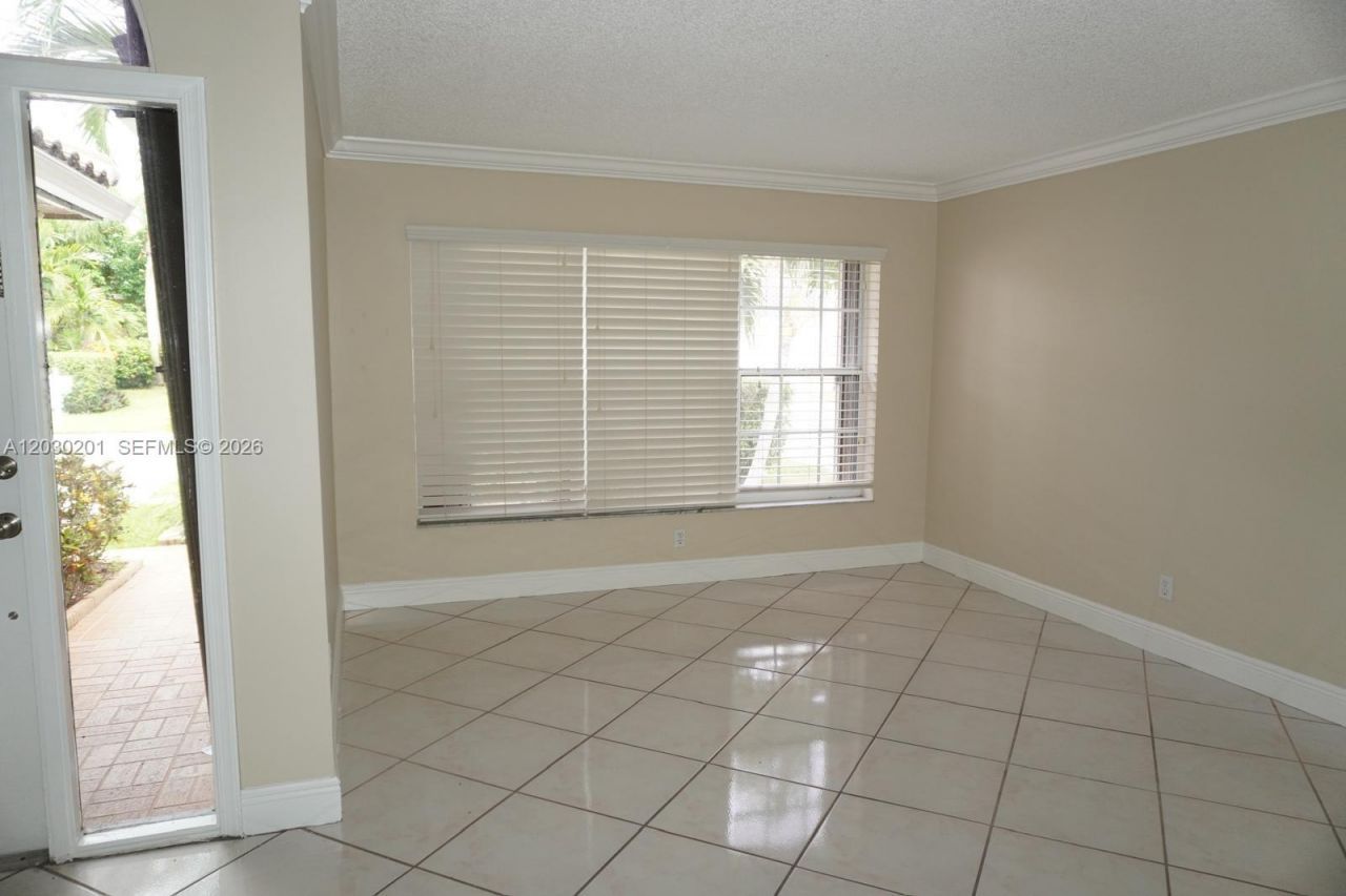 2010 NW 182nd Ter, Pembroke Pines, FL 33029 Photo