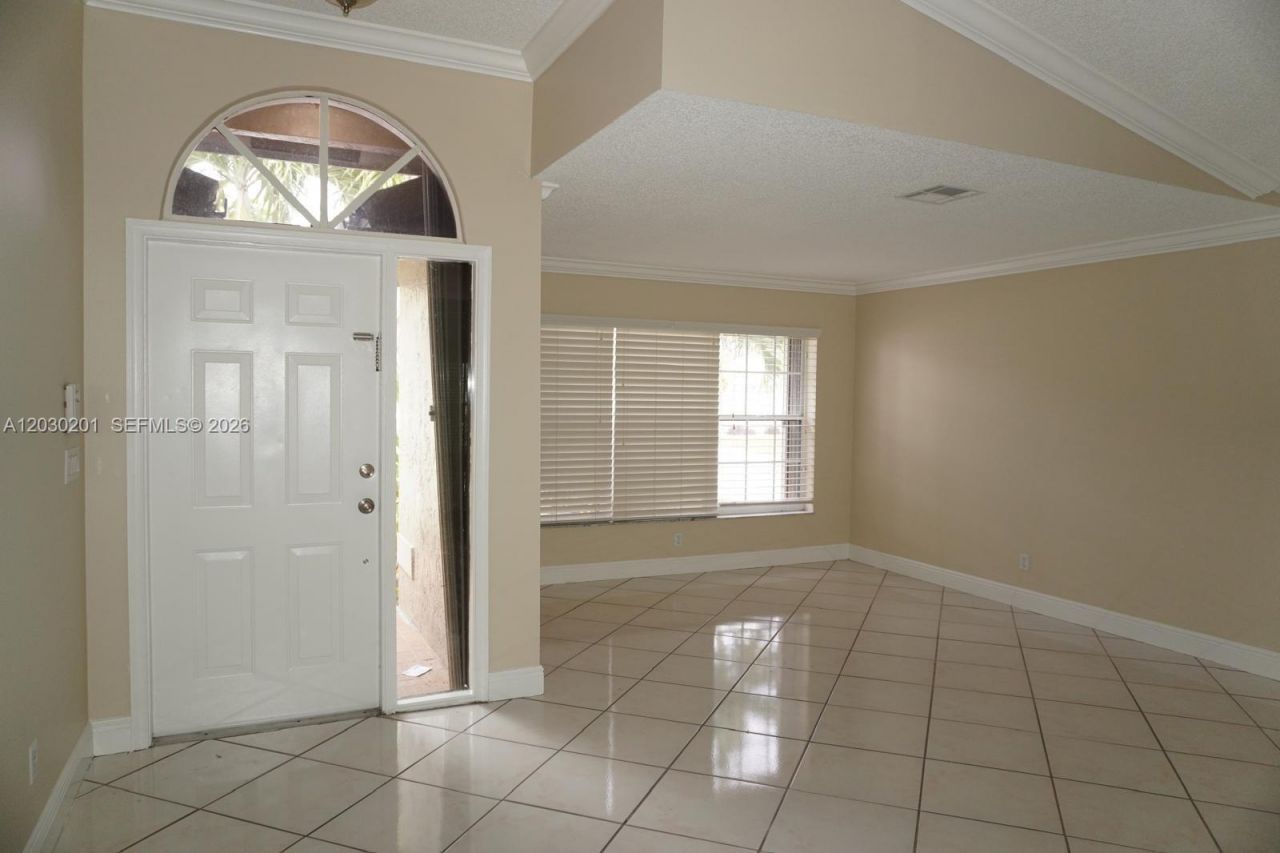 2010 NW 182nd Ter, Pembroke Pines, FL 33029 Photo