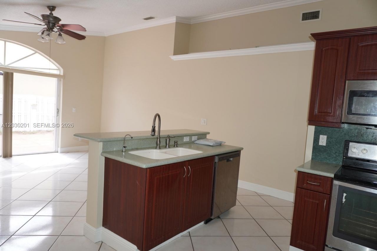 2010 NW 182nd Ter, Pembroke Pines, FL 33029 Photo