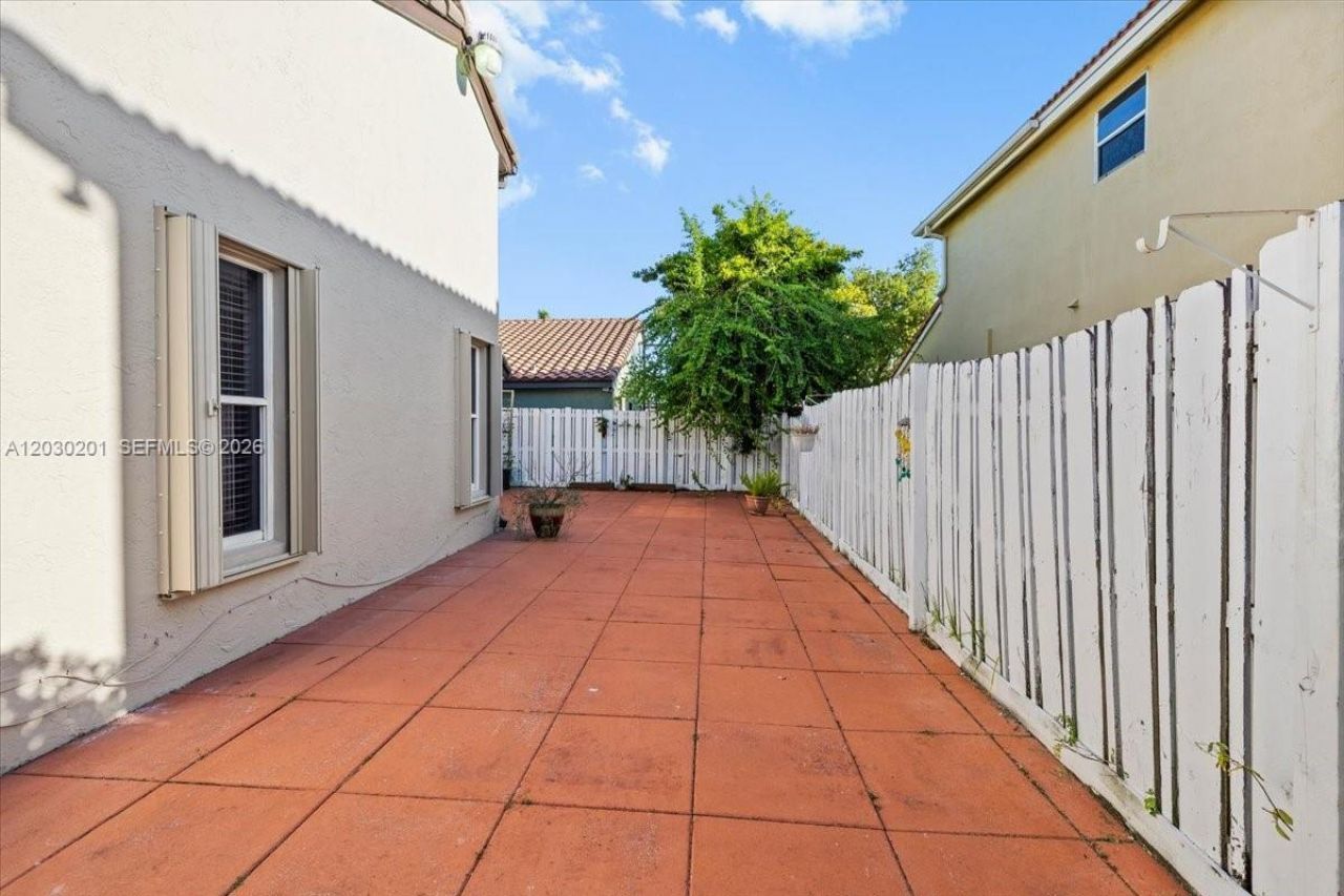 2010 NW 182nd Ter, Pembroke Pines, FL 33029 Photo