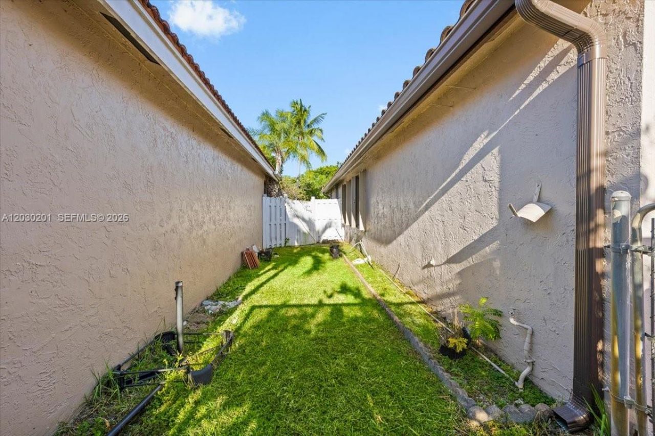 2010 NW 182nd Ter, Pembroke Pines, FL 33029 Photo