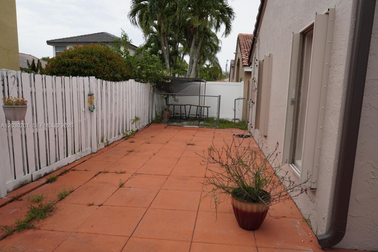 2010 NW 182nd Ter, Pembroke Pines, FL 33029 Photo