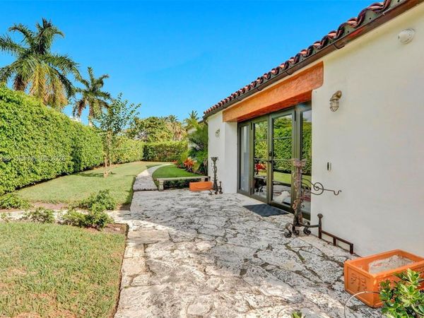 6350 Pinetree Dr , Miami Beach, FL 33141