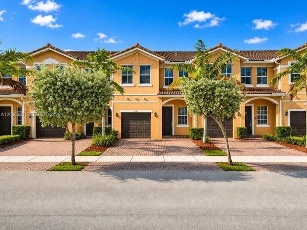 2390 SE 15th St , Homestead, FL 33035