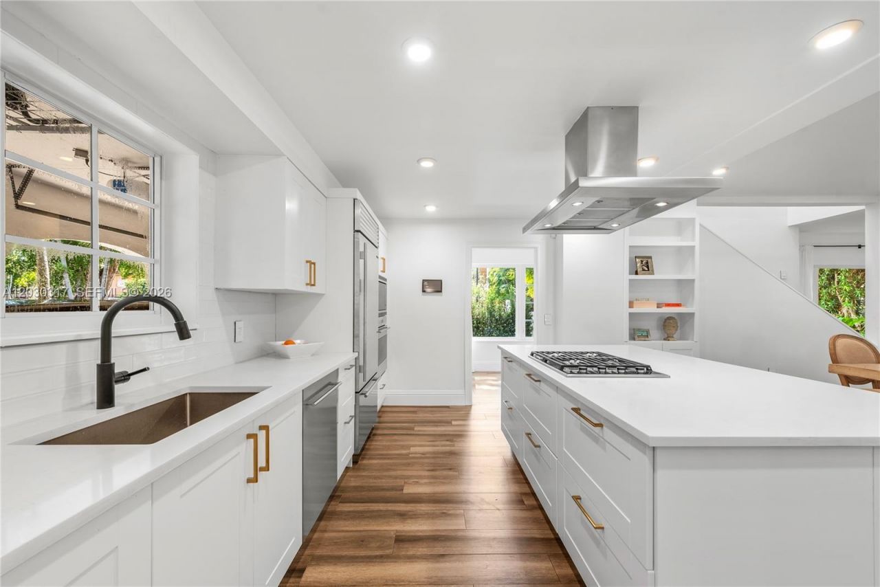 5236 Pine Tree Dr , Miami Beach, FL 33140 Photo