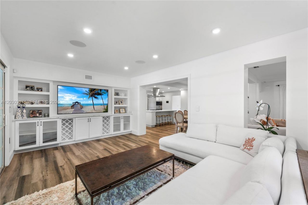 5236 Pine Tree Dr , Miami Beach, FL 33140 Photo