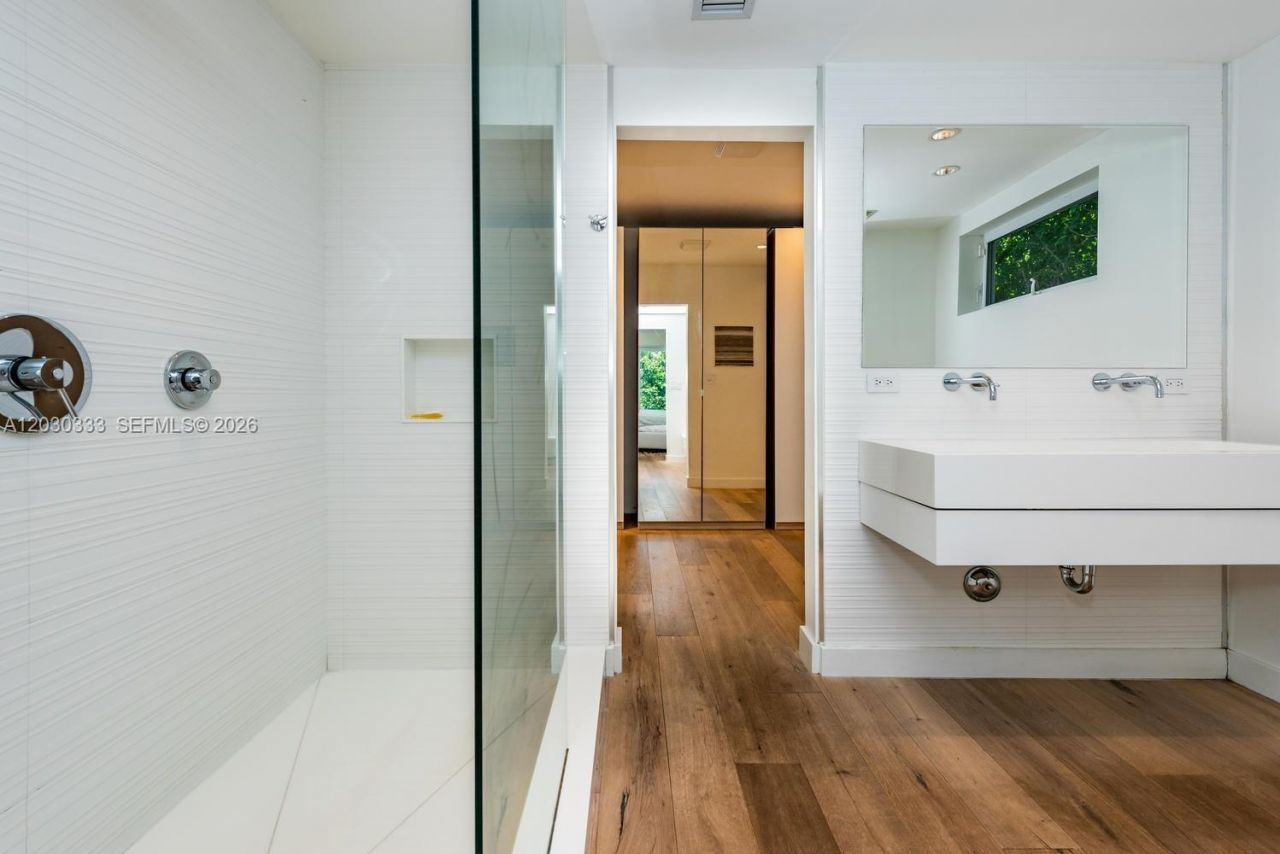 575 W 50th St , Miami Beach, FL 33140 Photo