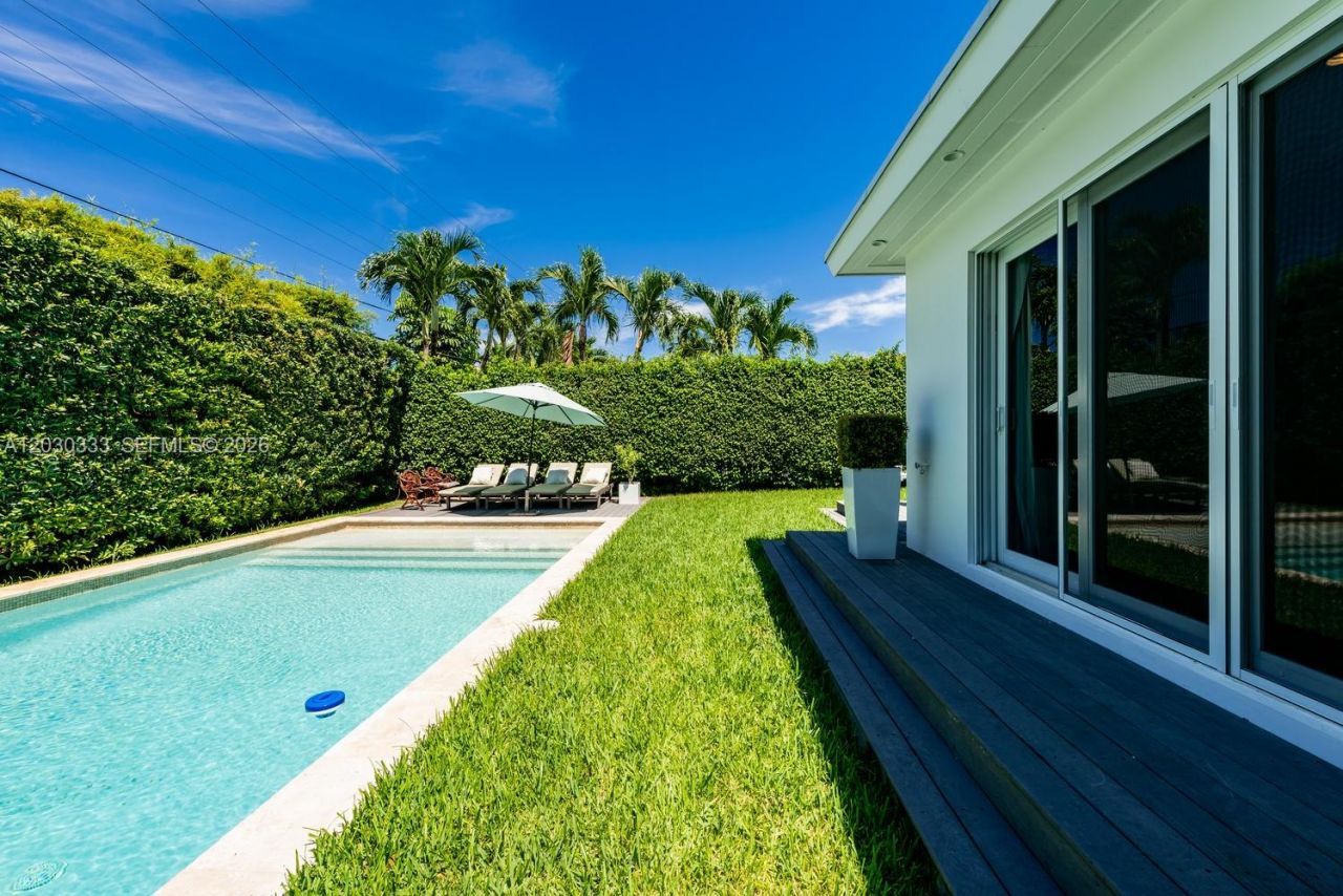 575 W 50th St , Miami Beach, FL 33140 Photo
