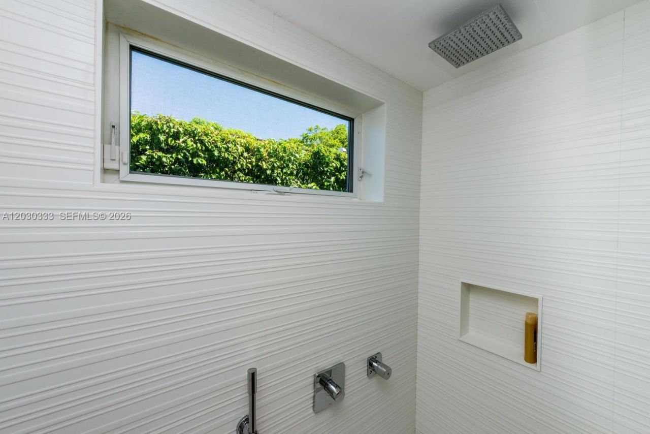 575 W 50th St , Miami Beach, FL 33140 Photo
