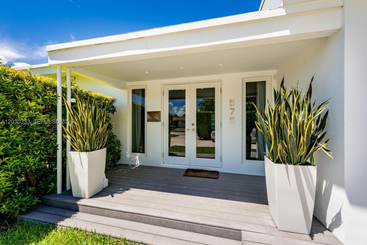 575 W 50th St , Miami Beach, FL 33140 Photo