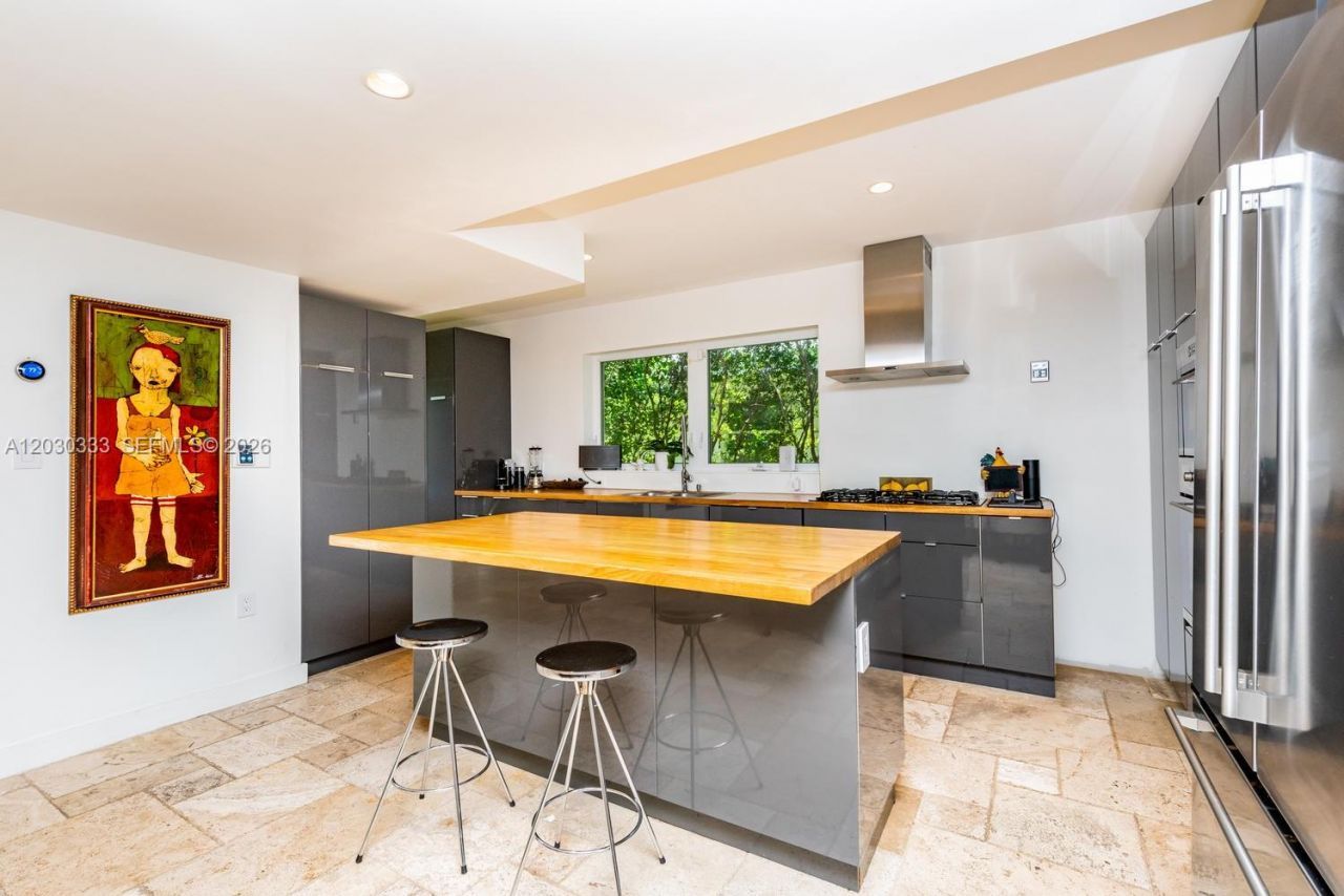 575 W 50th St , Miami Beach, FL 33140 Photo