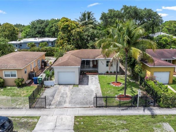 579 NW 119th St , Miami, FL 33168