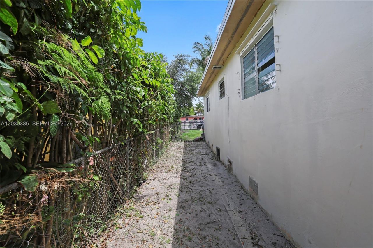 579 NW 119th St, Miami, FL 33168 Photo