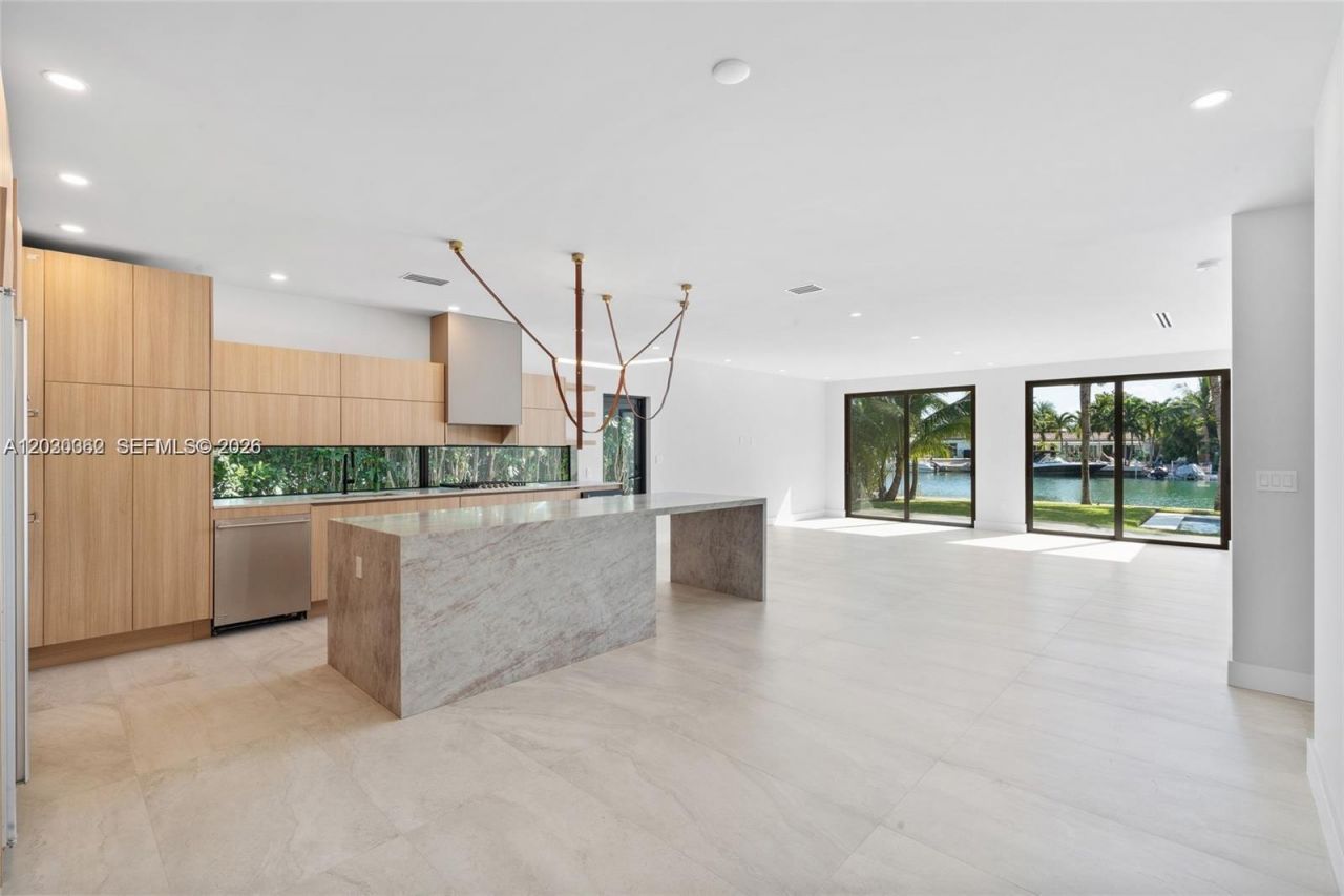 550 S Shore Dr , Miami Beach, FL 33141 Photo