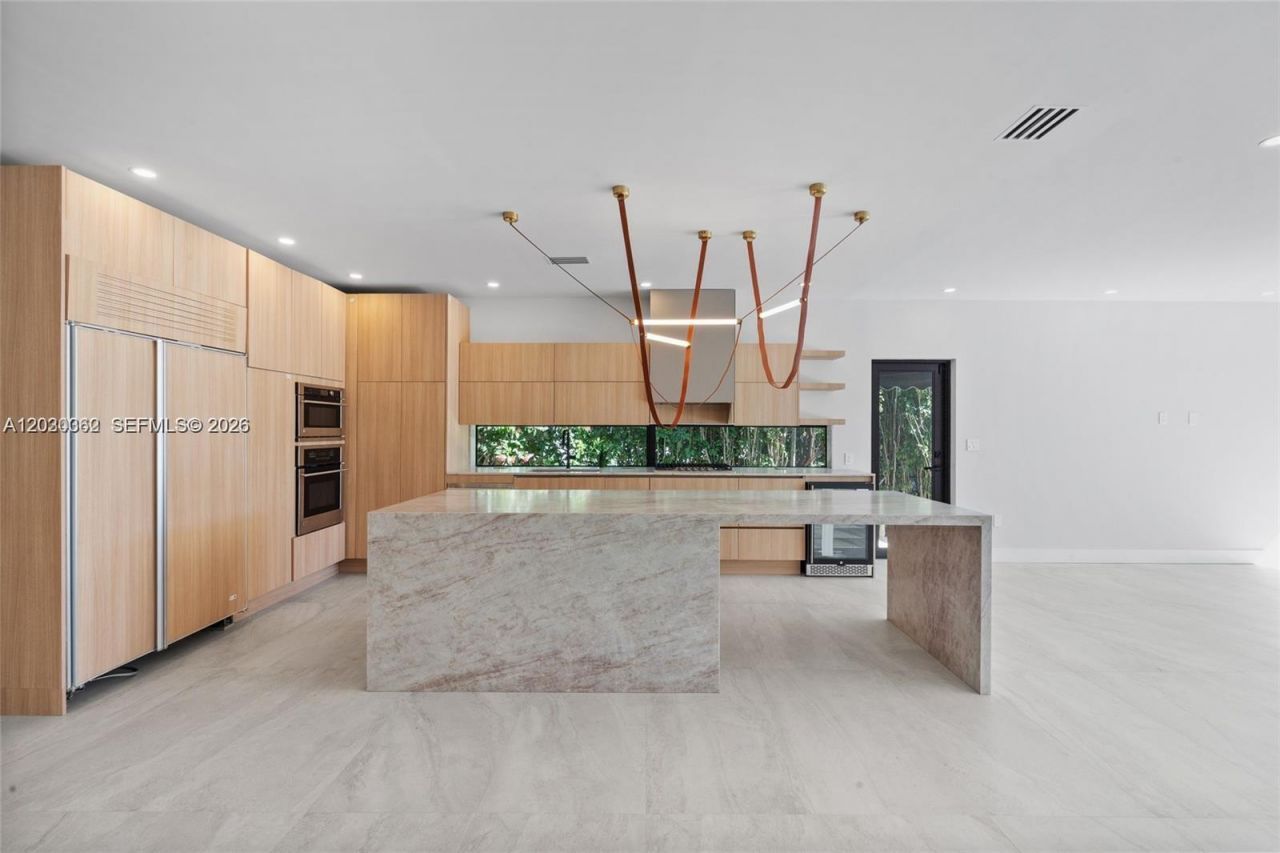 550 S Shore Dr , Miami Beach, FL 33141 Photo
