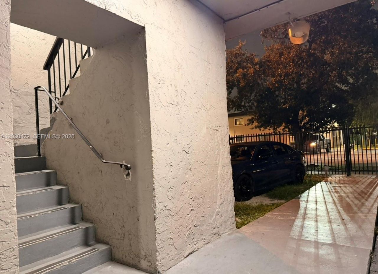 1035 W 77th St, Unit 211, Hialeah, FL 33014 Photo