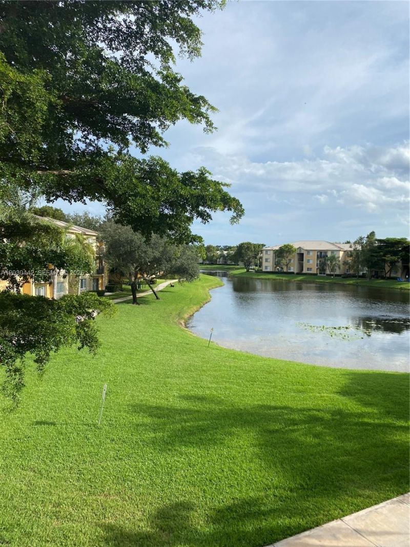 300 N Crestwood Ct N, Unit 310, Royal Palm Beach, FL 33411 Photo